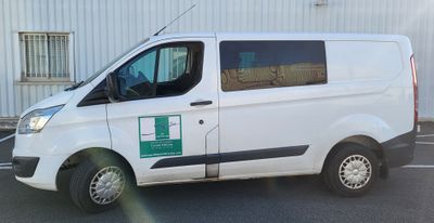 une camionnette blanche garée dans un parking