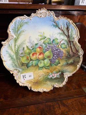 une assiette sur laquelle est représenté un fruit, posée sur une table
