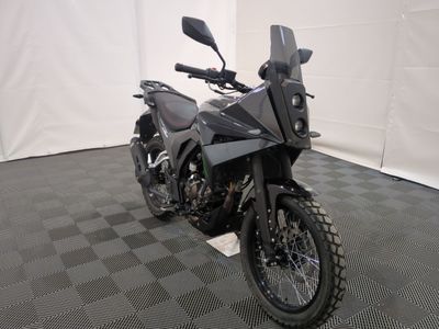 une photo d'une moto noire garée dans une pièce