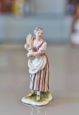 une figurine représentant une femme debout sur une table