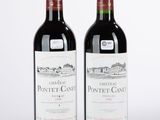 deux bouteilles de vin posées l'une à côté de l'autre sur une table