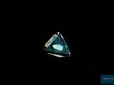 un gros plan d'un diamant de forme triangulaire sur fond noir