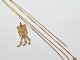 un collier plaqué or et une chaîne en or avec des breloques