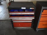 deux tiroirs contenant des outils, dans un garage