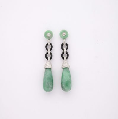 une paire de boucles d'oreilles en jade et diamants