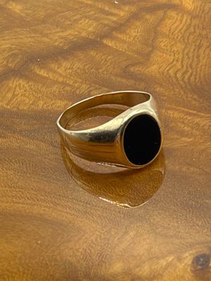 une image représentant une bague sertie d'une pierre noire
