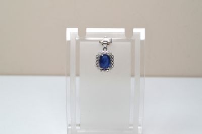 une petite vitrine sur laquelle est posée une paire de boucles d'oreilles