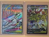 deux cartes accrochées au mur