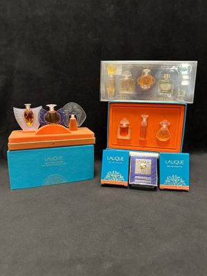 deux petites boîtes contenant des parfums, posées sur une table