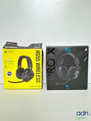 deux boîtes de casques posées l'une à côté de l'autre sur une table