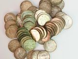 un tas de pièces posé sur une table, sur fond blanc