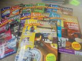 plusieurs magazines éparpillés sur le sol du salon et de la cuisine