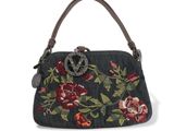 un gros plan d'un sac à main orné de fleurs