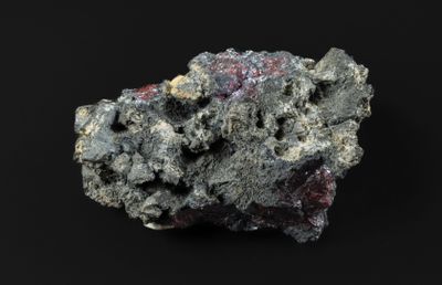 un morceau de roche sur fond noir