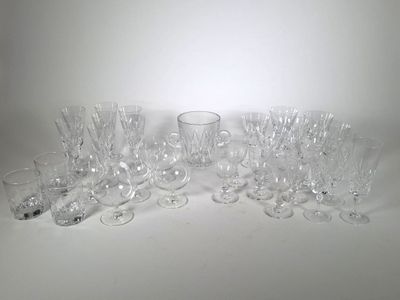 un grand nombre de verres posés sur une table