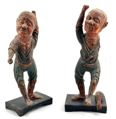Paire de statues d’hommes debout en bois laqué
