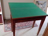 une table verte avec un plateau vert dans une pièce
