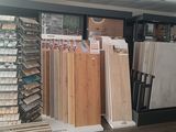il y a beaucoup de types différents de parquets dans le magasin