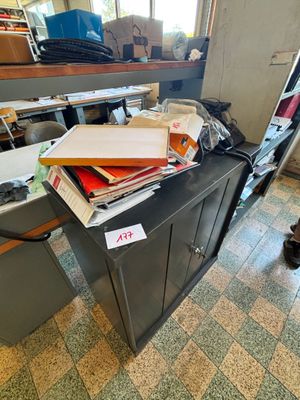 un bureau sur lequel se trouvent une pile de papiers
