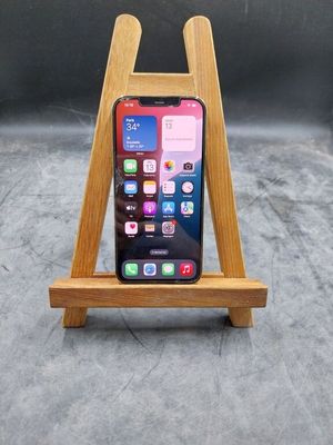 support en bois pour iPhone sur lequel est posé un téléphone