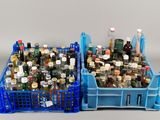 plusieurs bouteilles d'alcool dans une caisse bleue