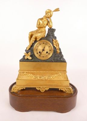 une horloge posée sur un support en bois