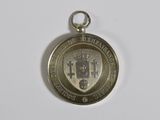 une image représentant une médaille d'argent sur laquelle figure un blason