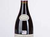 la bouteille de vin est posée sur la table, prête à être consommée
