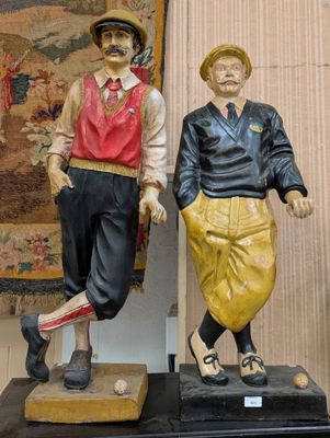 deux figurines d'un homme et d'une femme debout l'un à côté de l'autre