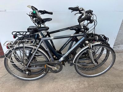 deux vélos garés l'un à côté de l'autre