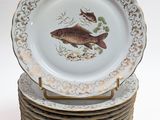 une pile d'assiettes garnies de poisson, posées sur une surface blanche