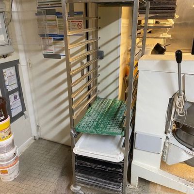 une photo d'une cuisine professionnelle où l'on voit beaucoup de plats