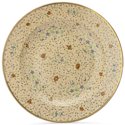 un gros plan d'une assiette sur fond blanc, ornée de fleurs