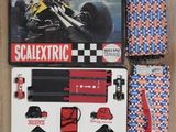 le contenu d'une voiture de course Scalextric est étalé sur le sol