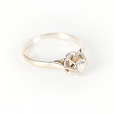 gros plan d'une bague en diamant sur fond blanc