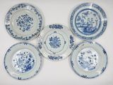 six assiettes bleues et blanches ornées de fleurs bleues sur fond blanc