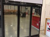 une photo d'un réfrigérateur dans un magasin, les portes ouvertes