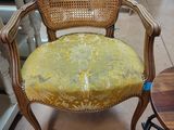 une chaise jaune avec une assise jaune et une table en bois