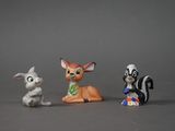 trois figurines d'animaux assis les uns à côté des autres