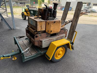 un petit chariot sur lequel se trouvent tout un tas d'objets