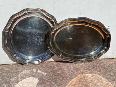 2 Plats à contour en métal argenté, diam 36 - L 45