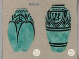 deux vases verts ornés de motifs, posés sur une feuille de papier