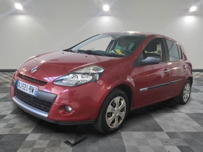 la photo d'une voiture rouge garée sur un sol en damier