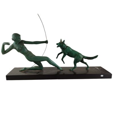 sculpture en bronze représentant un homme et un chien jouant au frisbee