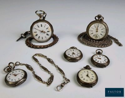 de nombreux types de montres de poche présentés sur une table