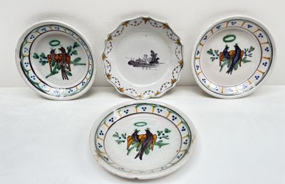 trois assiettes avec des oiseaux sont posées sur une surface blanche