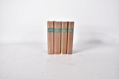 deux livres posés l'un sur l'autre sur une surface blanche