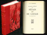 deux livres ouverts posés sur une surface noire