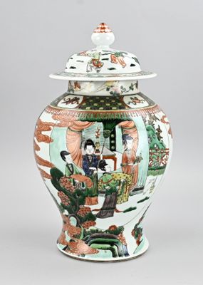 une image représentant un vase muni d'un couvercle et orné d'une peinture