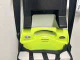 un sac noir muni d'une poignée jaune et d'une poignée verte